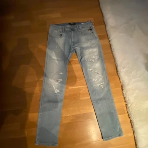 Replay jeans - Säljer nu ett par replay jeans i modellen anbass i storleken 32/32 Skriv pm för mer info eller fler bilder