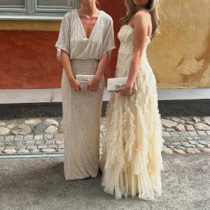 Balklänning Needle and Thread - Säljer nu min fina balklänning från Neelde and Thread ”Rosella Ruffle Strapless Gown” använd vid ett tillfälle och inga skador. Färgen är champagne. Storlek 32 - byst 78cm, midja 60cm, höftmått 87cm. Nypris 9300 kronor. 🥂✨