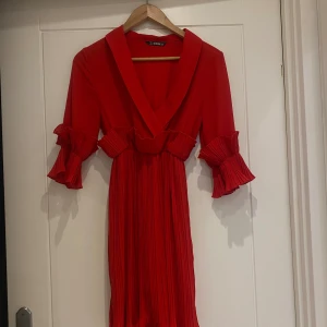 Sommarklänning - Jätte fin klänning för sommaren. Sitter pösigt men även lite tajt. 