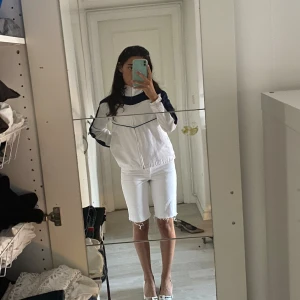 Vita shorts - Vita shorts helt oanvända så i perfekt skick💕strl 36