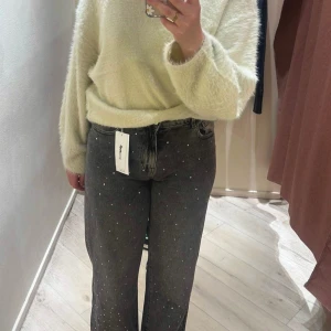 Jeans - Säljer dessa jeansen i både grått och blått. Sjukt fina. Men har andr jag gillar mer numera! Fint skick, storlek 38 i blå och 40 i grå. 699 är nypris 