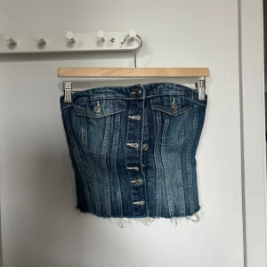 Jeanstopp - En jeans topp från Zara 🥰 använt någon enstaka gång, men används inte längre! Storlek S 🥰
