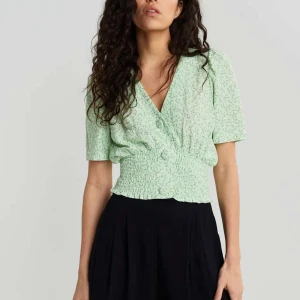 Grön topp - Denna gröna topp är ifrån Gina Tricot. Nypris 399kr. Använd endast 1 gång. Storlek M. ”skriv för att få fler bilder”