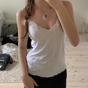 Gulligt spetslinne  - Storlek 36/38 på lappen