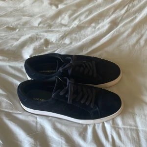 Vagabond skor - Vagabond skor storlek 44  Knappt använda 9/10 i skick Väldigt sköna skor, säljer pågrund av för stora för mig  Pris kan diskuteras 