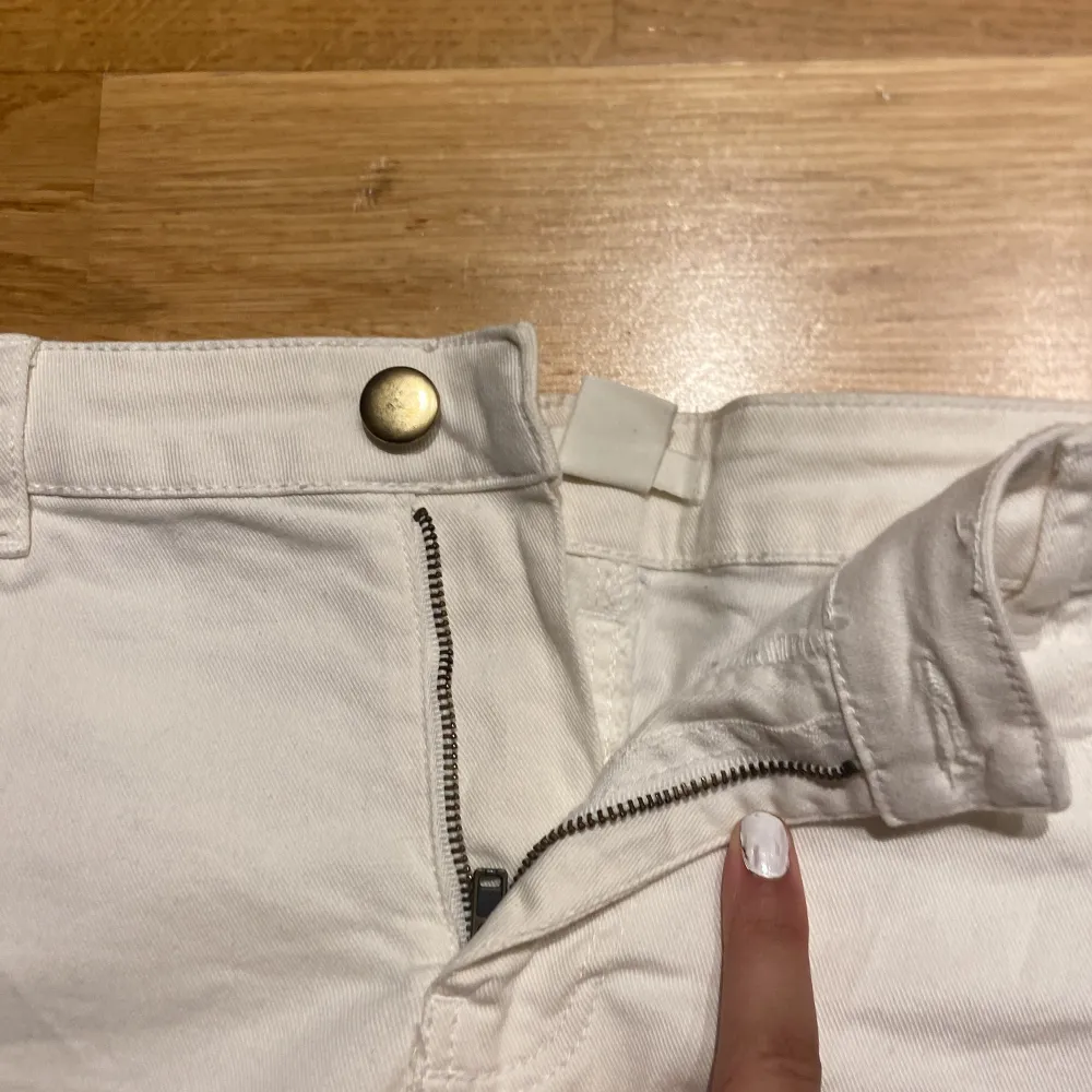 Vita shorts från hm ej använt köpt för 250 storlek 42🫶🏼🫶🏼. Shorts.