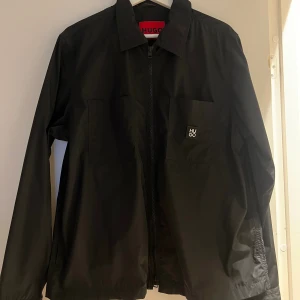 Jacka Hugo - Helt ny jacka med prislapp kvar från HUGO