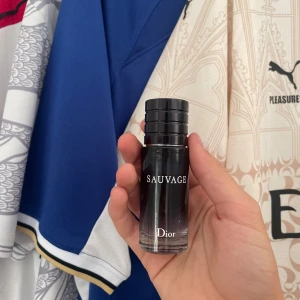 Dior Sauvage EdT - En Dior Sauvage som jag har tappat intresset för och bestämt mig för att sälja, Som ny är det 30 ml, men denhär är lite använd så 25 ml kvar.