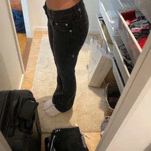 Lågmidjade jeans  - Lågmidjade jeans från NLY dock lite trampade på längst ner annars fina, bootcut  Storlek 34/36  Nypris ca 1000