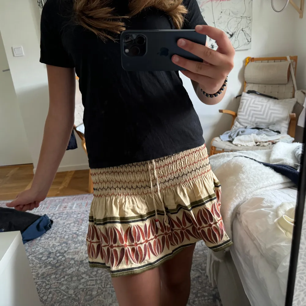 Så cool zara kjol perfekt till sommaren!! Den har även insydda shorts. Storlek S. Kjolar.