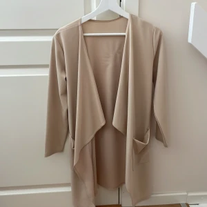 Jacka/kofta  - Säljer denna jacka/kofta då den tyvärr inte kommer till användning. 