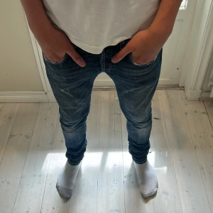 Dondup Ritchie Jeans - Ett par Dondup jeans i storlek 30 som liknar George modellen, skick 9/10 se bilder 😁killen i bilden är 178 cm 64 kg | Pris kan diskuteras | kom pm för fler bilder eller frågor |🔥🔥