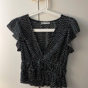 Topp zara - Gullig topp från zara, strl S. Toppen är v-ringad och har en liten resår i midjan samt en liten knytning.