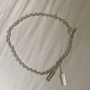 Halsband silver - Chunky silver halsband med ”lycka” på och stenar, väldigt fin men är inte min smak.