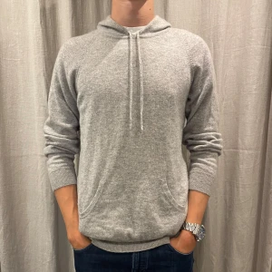 Davida Kashmir hoddie  - Hej! Säljer nu denna super snygga Davida hoddien. Hoddien är använd 2 gånger och har inget tecken på användning. 100% Kashmir. S passar M. Perfekt nu till sommarkvällarna 