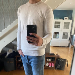 These Glory Days Tröja - En beige tröja från These Glory Days i 100% bomull. Storleken är small och skicket är väldigt bra. Nypris 599, mitt pris 299.