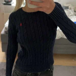 Stickad ralph lauren tröja - jättefin mörkblå stickad tröja från ralph lauren. Knappt använd o skick 10/10