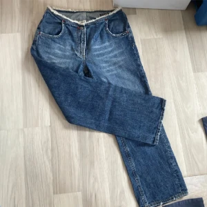 Vintage Levis lågmidjade Jeans - Jätte snygga jeans med coola detaljer och söm på fickorna! Verkligen unika i stilen💝 Dem är flared/straight modellen! Köpt från märket Gas Mood Jeans för 1299kr och säljer direkt för 500kr eller högst bud🌟