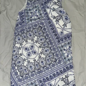 Mönstring klänning  - Nyskick, storlek 36, rak i passformen, skönt material