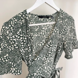 Omlottkläning - Söt omlottklänning från vero Moda, i nyskick!