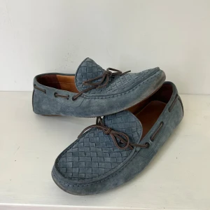 Bottega Veneta loafers - | Bottega Veneta loafers/seglar loafers | Storlek: 41 | Skick: 8,5/10 | Nypris: ca 8000 | Vårat pris: 1199 | Endast skorna medföljer! |