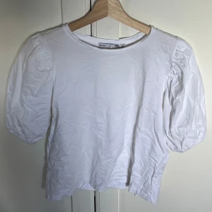 Puffärmad t-shirt - En jättegullig och somrig vit t-shirt med puff ärmar, den passar perfekt nu till sommaren 🤍 den är från lager 157 i storlek S🥰
