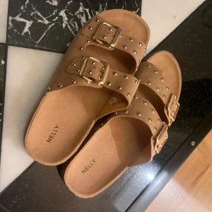 Tofflor från Nelly  - Säljer dessa tofflor från Nelly. Aldrig använda! Strl 39 