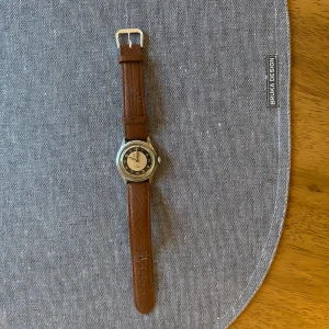 Tsilla - Väldigt fin herr mekanisk ut klocka från märket Tsilla. Tveka inte att fråga om ni har några funderingar. 