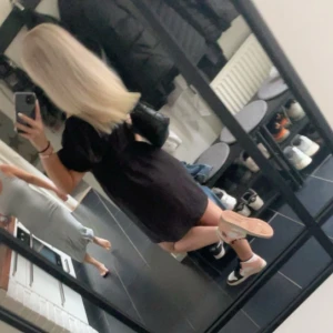 Svart klänning  - Skit snygg svart klänning. Skicka för fler bilder, passar perfekt till allt och är super snygg. 