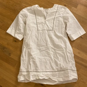 Klänning - Superfin klänning. Aldrig använd. I storlek 38. Ganska skrynklig men annars inga defekter eller skador. Nypris: 599kr