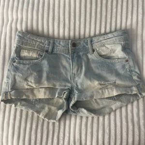 Ljus blå jeansshorts  - Säljer dessa super snygga lågmidjade jeansshortsen eftersom att de är förstora för mig, det står 34 i storleken men skulle säga att det sitter mer som en 36/38! Midjemått är 39 tvärs över!  Pris går att diskutera💕💕