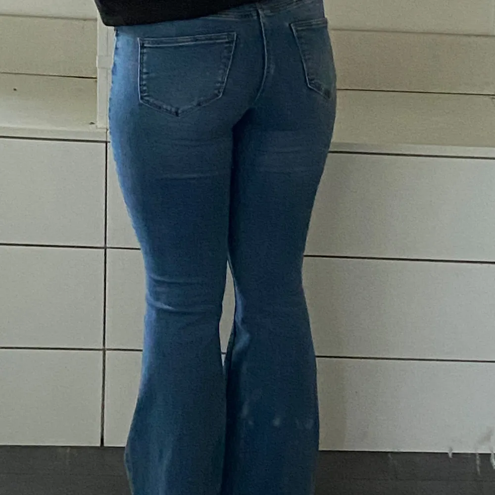 Hej! Säljer dessa super snygga bootcut jeansen ifrån Vero Moda! Sitter som en smäck. Säljer då jag ej får någon användning av de. Fläckig spegel. Skriv för fler bilder och frågor! 💘. Jeans & Byxor.