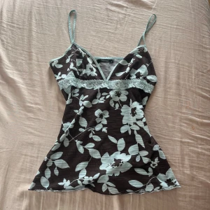 Topp - Supersnygg sommartopp i storlek M🌸💋🫶🏼 Kolla gärna in min profil💛🍸😝
