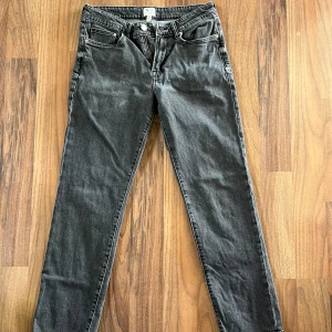 Mörk gråa jeans H&M - Byxorna är använda men inte slitna på något sätt. Säljer dom för att jag växt ur dom