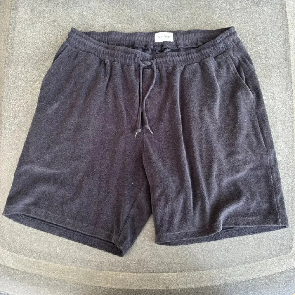 Frotteshorts från East west, brothers. Nypris 600kr, skick 9/10. Använd fåtal gånger. Storlek L, passar M-L. Shorts.