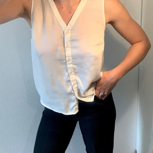 Linne - Vitt glansigt linne med knappar🍷