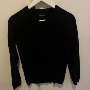 Tröja från Zadig Voltaire - Supercool tröja från Zadig&Voltaire med tryck på ryggen.💕 Väldigt fint skick