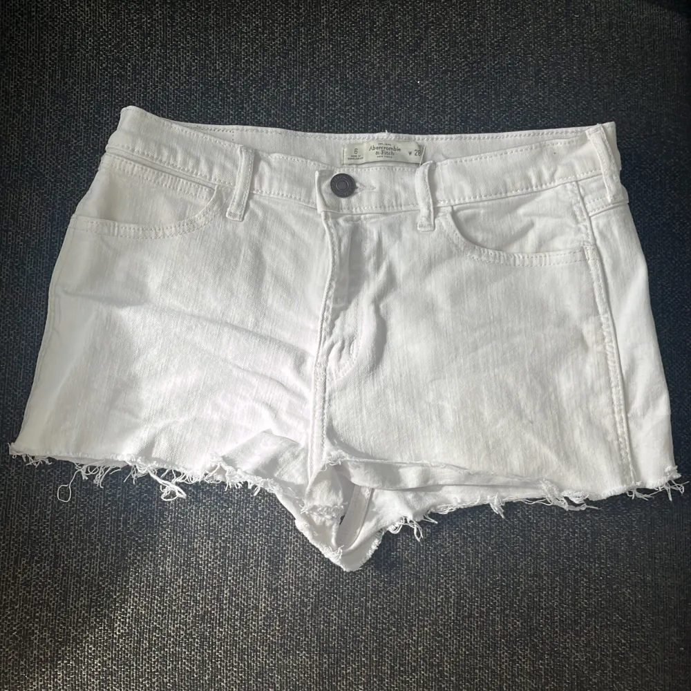 Vita jeansshorts, knappt använda, bra skick🤍🤍. Shorts.