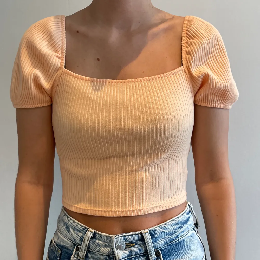 Orange crop top från H&M med lite puffärm. Använd 1 gång, så den är så gott som ny✨. Toppar.