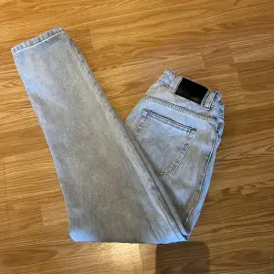 Ett par grunt jeans i storlek 28 med justerbar midja. Det är bara att höra av sig vid minsta funderingar 