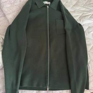 Helt ny samsøe samsøe zip som är helt ny, bara testat den. Prislappen sitter kvar. Nypris 1400kr. Storlek large, slim fit. Pris kan diskuteras vid snabb affär 