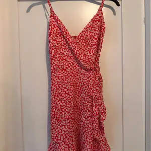 Gullig klänning i storlek XS  Röd med fina blommor på