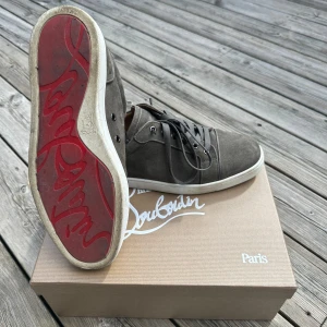 Louboutin sneakers  - Riktigt feta louboutin sneakers utan spikar i en stilren mörkgrön mocka. Storlek 45 men passar 44, tecken på användning finns. Mockan är i mycket fint skick.