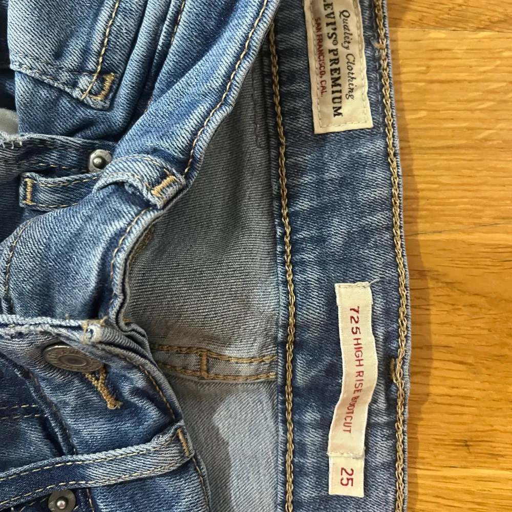 Jätte fina lågmidjad levis jeans i jätte bra skick inga skador och inte kommit t användning!. Jeans & Byxor.
