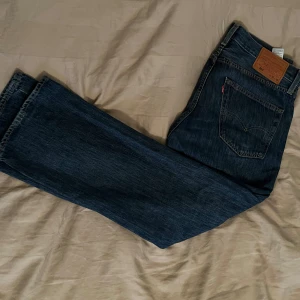 Levis 501 - Säljer dessa Levis 501 i storlek 32 30 då de inte passar mig. De är i fint skick 8,5/10 utan skador! Det finns fler bilder med passform osv. Pris kan diskuteras.