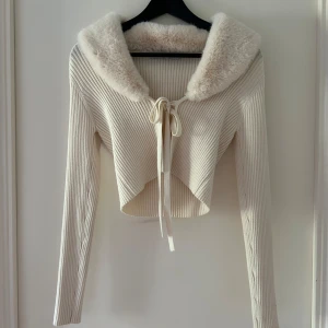 Tröja - Finaste tröjan/koftan från Zara som endast använts 1 gång. ”Pälsen” går att ta av. Skönaste och mjukaste materialet 🎀 