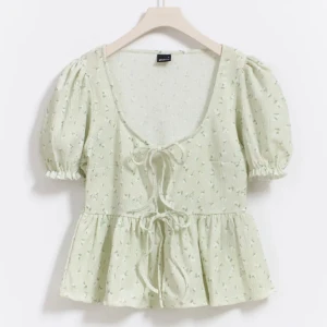 Blus med knyte - Söt blus som jag bara använt 1 gång, tyvärr inte riktigt min stil och det är därför jag säljer 😻
