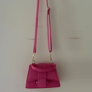 Väska - Super söt liten väska. Bandet kan regleras och bli kortare 🎀 