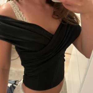 Festtopp - Jättefin och supersnygg festtopp, vet inte vart ifrån då jag köpte den på plick men jag har aldrig använt den och den är i väldigt bra skick❣️❣️