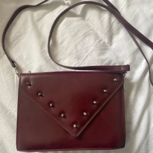 Maria Nilsdotter axelremsväska - Jättefin vinröd Vintage Maria Nilsdotter väska. Några skavanker men inte så tydligt.